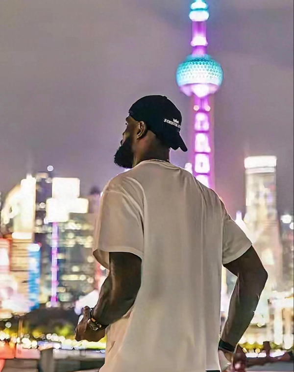 财盛配资 詹姆斯来了, 詹姆斯外滩开启中国行! XXIII战靴中国首发太炸